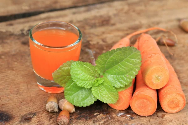 Fresh carrot and juice — Stock Photo, Image