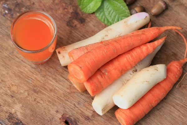 Fresh carrot and juice — Stock Photo, Image