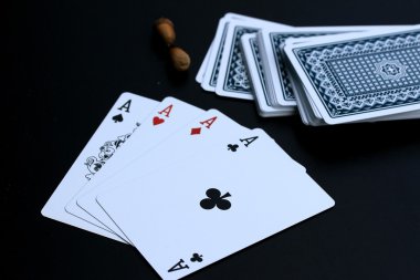 Siyah arkaplanda kart oynanıyor