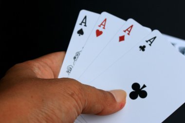 Siyah arkaplanda kart oynanıyor