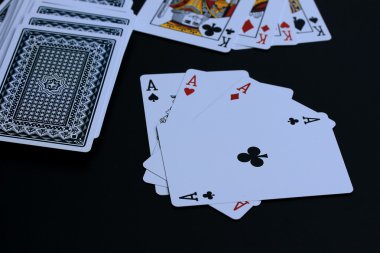 Siyah arkaplanda kart oynanıyor