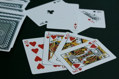 Siyah arkaplanda kart oynanıyor
