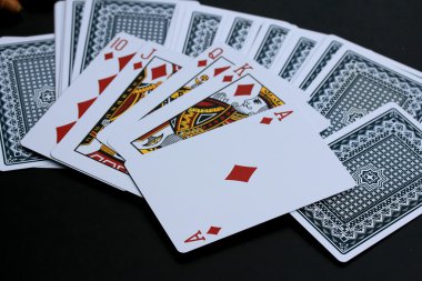 Siyah arkaplanda kart oynanıyor