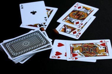 Siyah arkaplanda kart oynanıyor