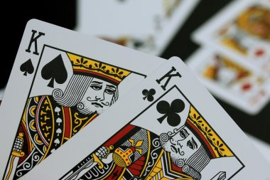 Siyah arkaplanda kart oynanıyor
