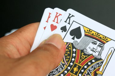 Siyah arkaplanda kart oynanıyor