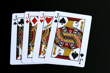 Siyah arkaplanda kart oynanıyor