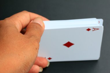 Siyah arkaplanda kart oynanıyor