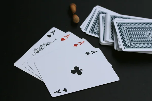 Jugar a las cartas sobre fondo negro — Foto de Stock