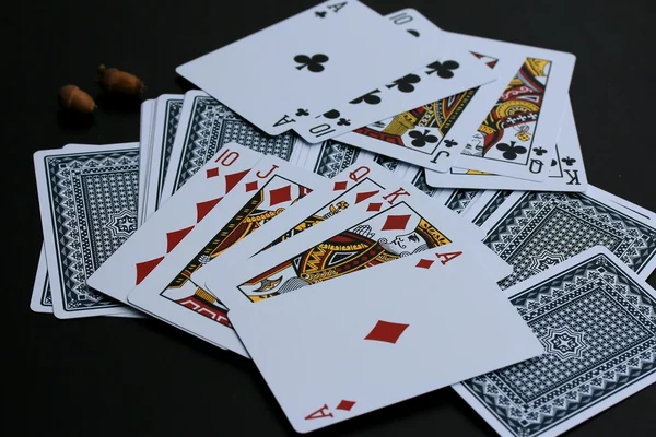 Siyah arkaplanda kart oynanıyor