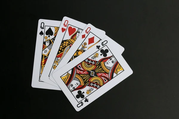 검은 배경에서 카드 놀이를 하는 모습 — 스톡 사진