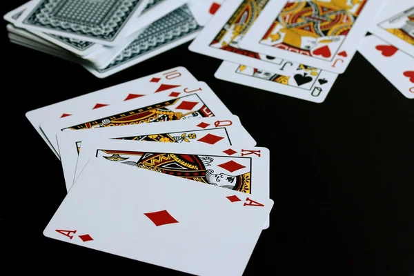 Jugar a las cartas sobre fondo negro — Foto de Stock