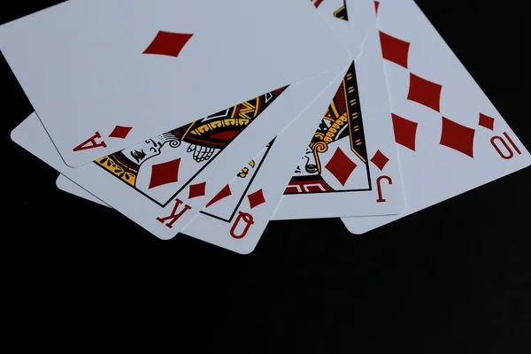 Jugar a las cartas sobre fondo negro — Foto de Stock