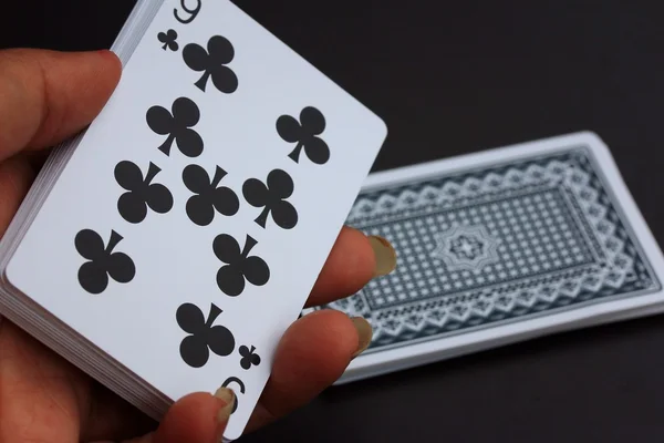 검은 배경에서 카드 놀이를 하는 모습 — 스톡 사진