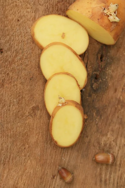 Картопля проросла на дерев'яному вінтажному — стокове фото