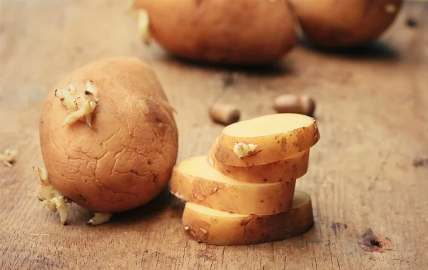 马铃薯发芽在一个老式的木 — 图库照片