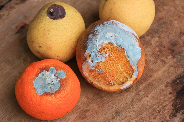 çürük armut ve ahşap vintage turuncu meyve