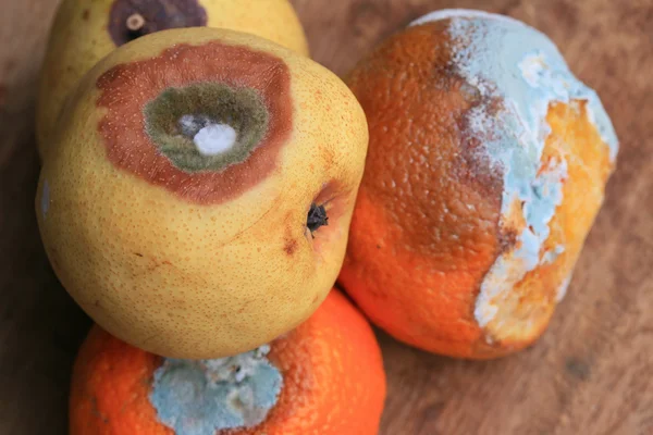 çürük armut ve ahşap vintage turuncu meyve