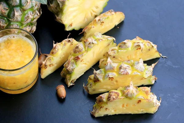 Jus d'ananas et de fruits frais — Photo