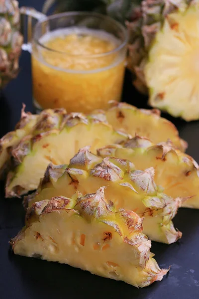 Ananas fresco e succhi di frutta — Foto Stock