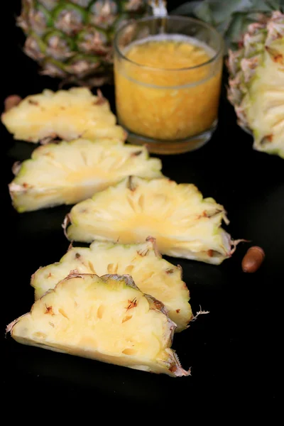 Ananas fresco e succhi di frutta — Foto Stock