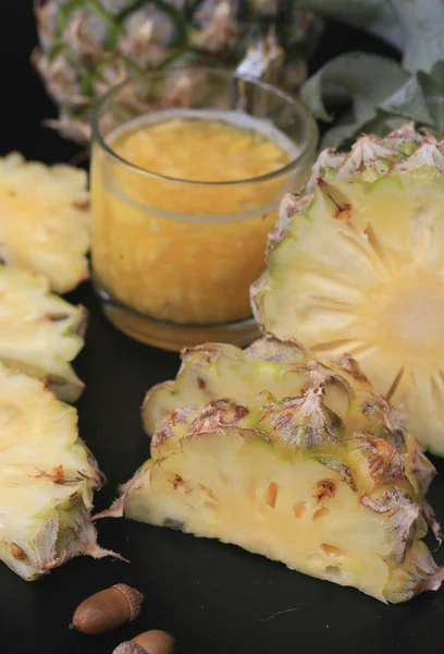 Ananas fresco e succhi di frutta — Foto Stock