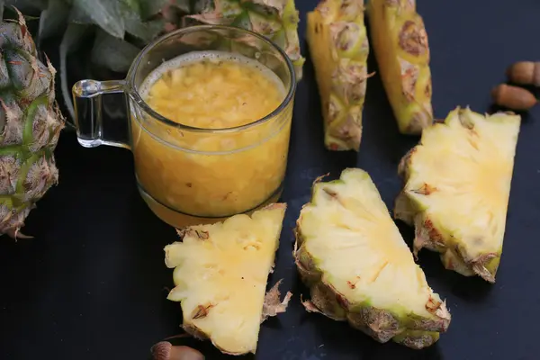 新鮮なパイナップルとフルーツ ジュース — ストック写真