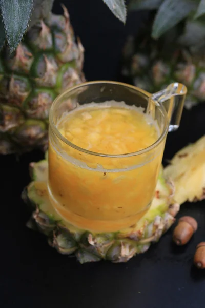 Ananas fresco e succhi di frutta — Foto Stock