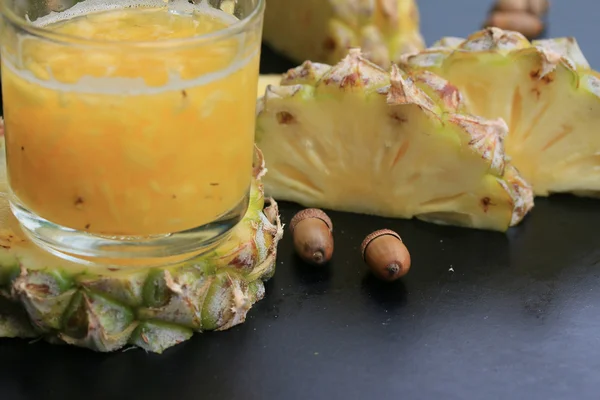 Frische Ananas und Fruchtsäfte — Stockfoto