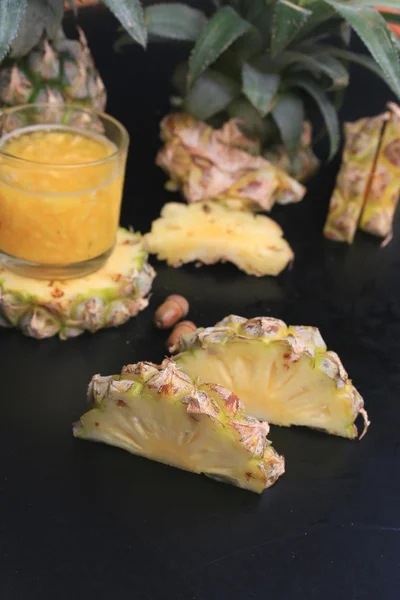 Jus d'ananas et de fruits frais — Photo