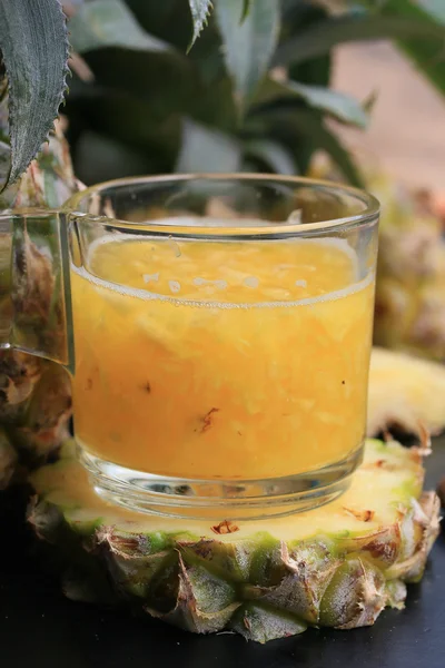 Ananas fresco e succhi di frutta — Foto Stock