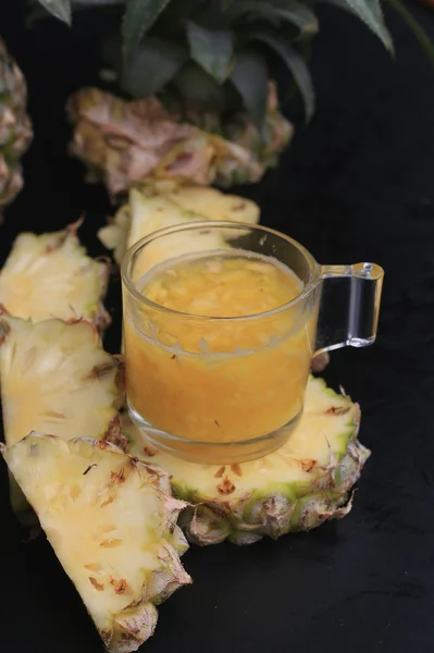 Jus d'ananas et de fruits frais — Photo