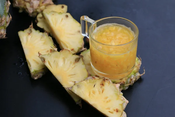 Jus d'ananas et de fruits frais — Photo