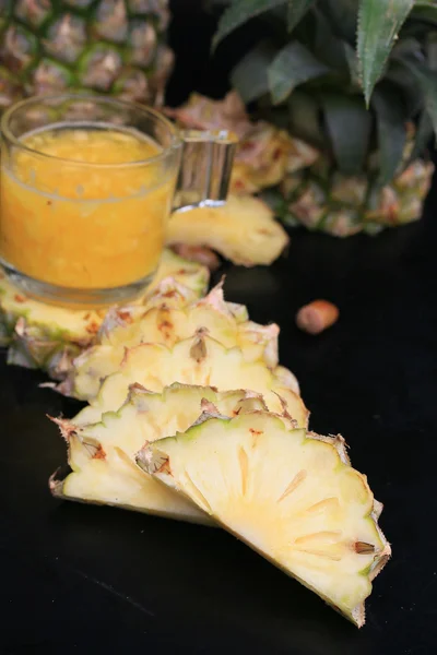Friss ananász és gyümölcslevek — Stock Fotó