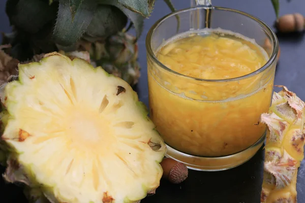 Jus d'ananas et de fruits frais — Photo