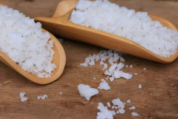 Sal blanca sobre una vendimia de madera — Foto de Stock