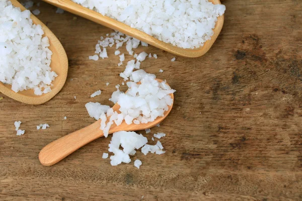 Sal blanca sobre una vendimia de madera — Foto de Stock