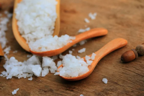 Sal blanca sobre una vendimia de madera — Foto de Stock