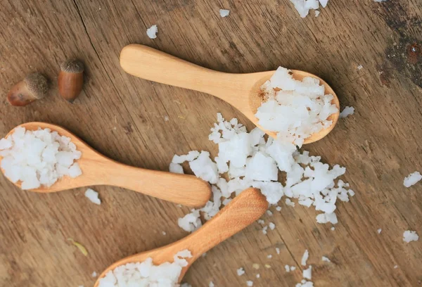 Sal blanca sobre una vendimia de madera — Foto de Stock