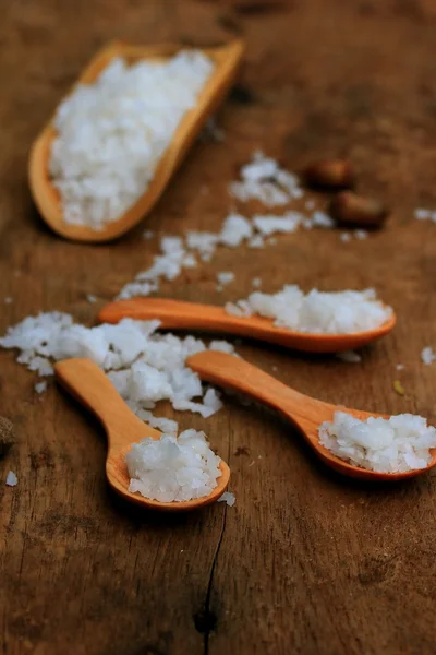 Sal blanca sobre una vendimia de madera — Foto de Stock