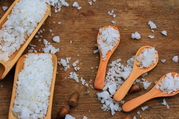 Sal blanca sobre una vendimia de madera — Foto de Stock