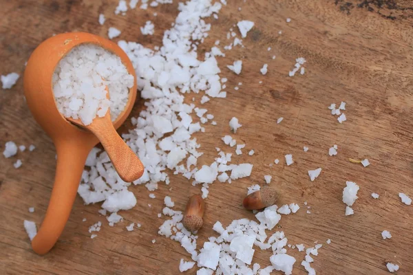 Sal blanca sobre una vendimia de madera — Foto de Stock