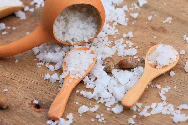 Sal blanca sobre una vendimia de madera — Foto de Stock