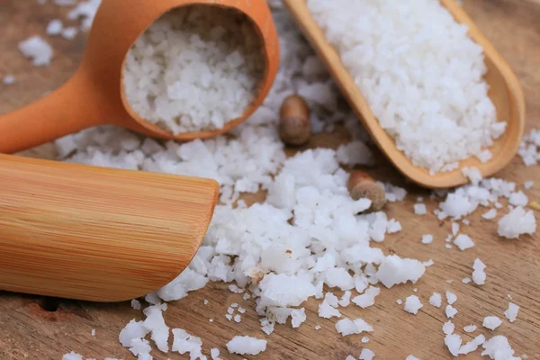 Biała sól na drewniane vintage — Zdjęcie stockowe