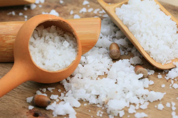 Sal blanca sobre una vendimia de madera — Foto de Stock