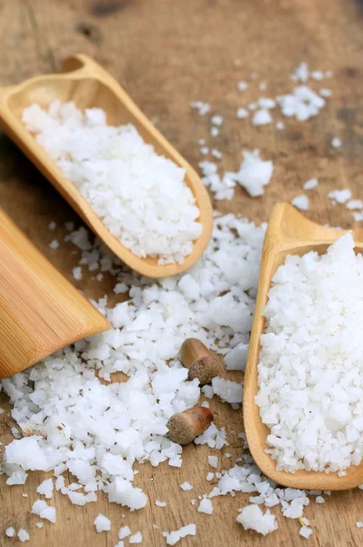 Sal blanca sobre una vendimia de madera — Foto de Stock