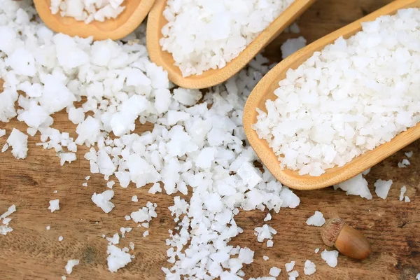 Sal blanca sobre una vendimia de madera — Foto de Stock