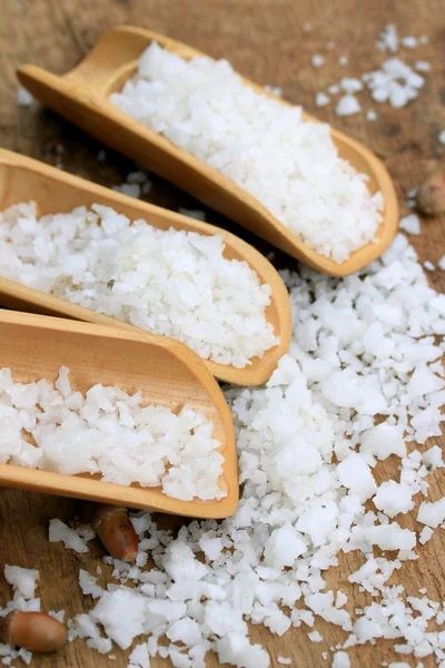 Witte zout op een houten vintage — Stockfoto