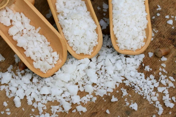 Sal blanca sobre una vendimia de madera — Foto de Stock