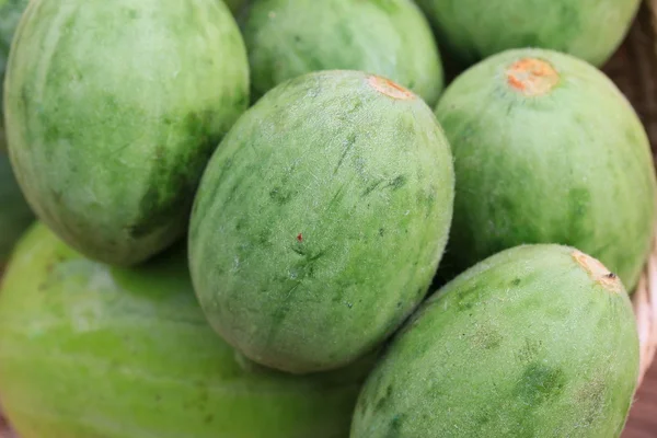 Baby melon på trä vintage — Stockfoto